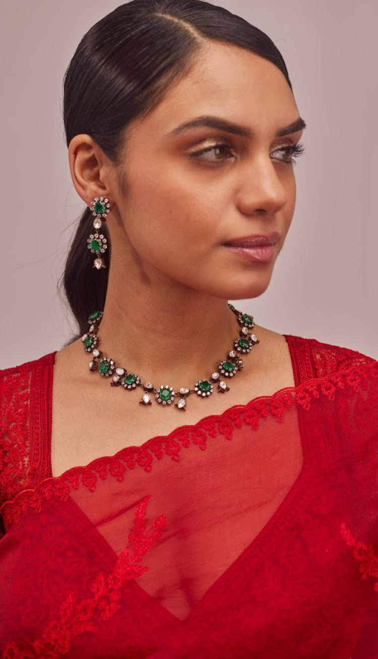 Delicate 925 silver emerald polki necklace set with royal allure. Handcrafted elegant Indian antique finish jewelry for women, perfect for weddings, traditional occasions, or luxury gifting.
