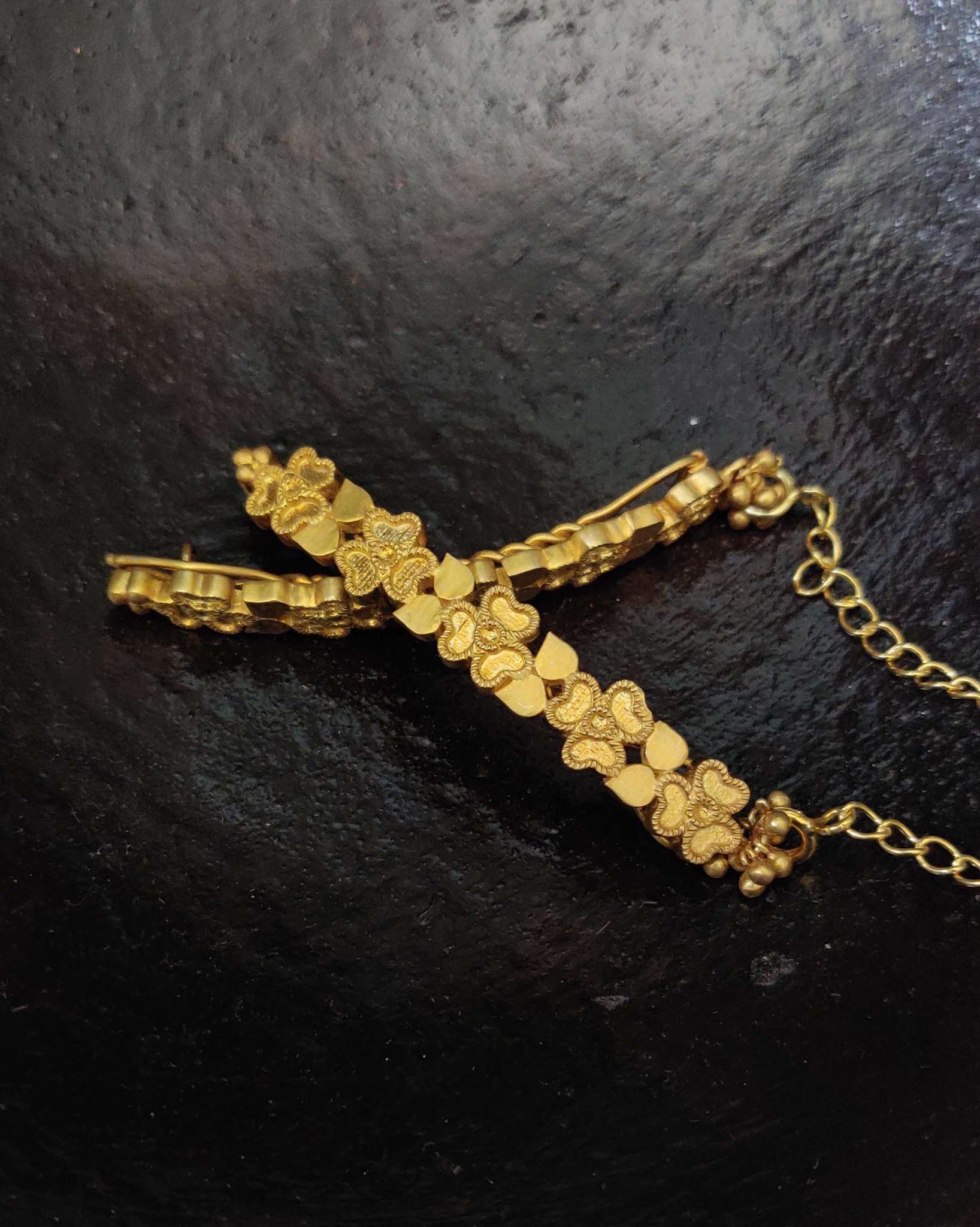 Phool Patti Bel Hairclip Gold - Amrrutam