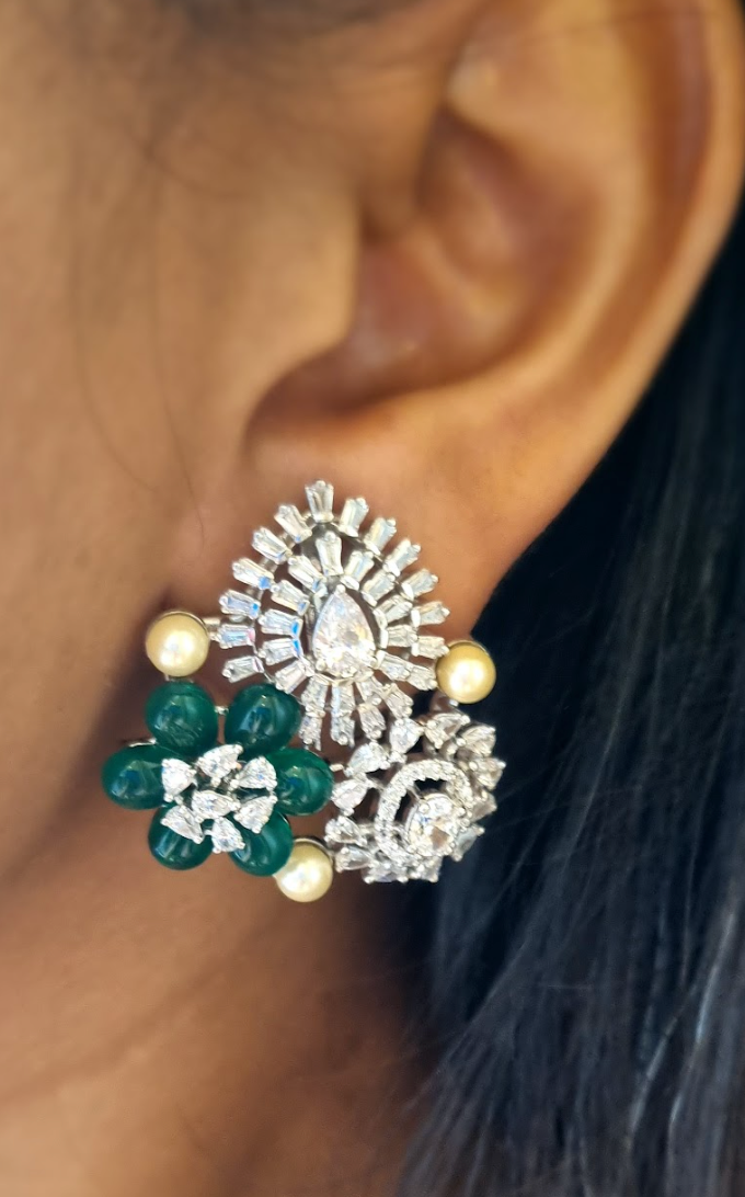 925 Silver Emerald Flower Stud Earring - Amrrutam