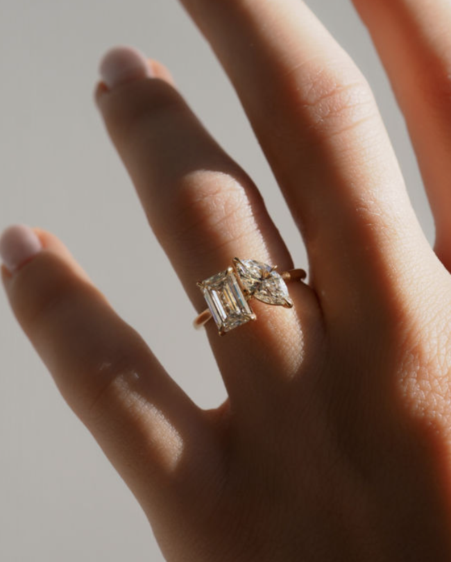 14K Gold Emerald Toi Et Moi Lab Diamond Ring - Amrrutam Jewellery