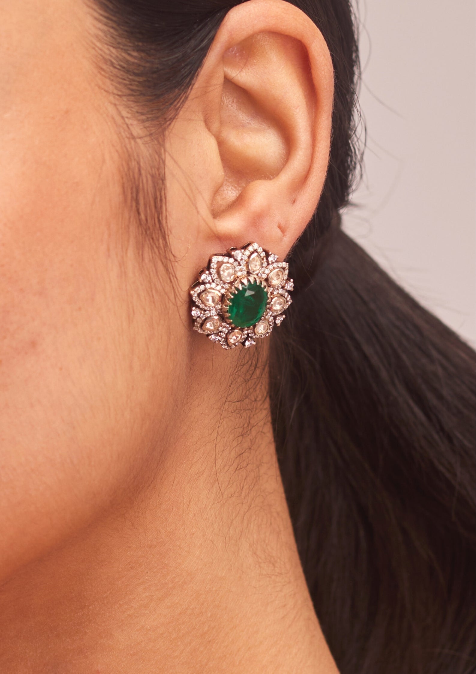 925 Silver Kisah Emerald Stud Earring - Amrrutam