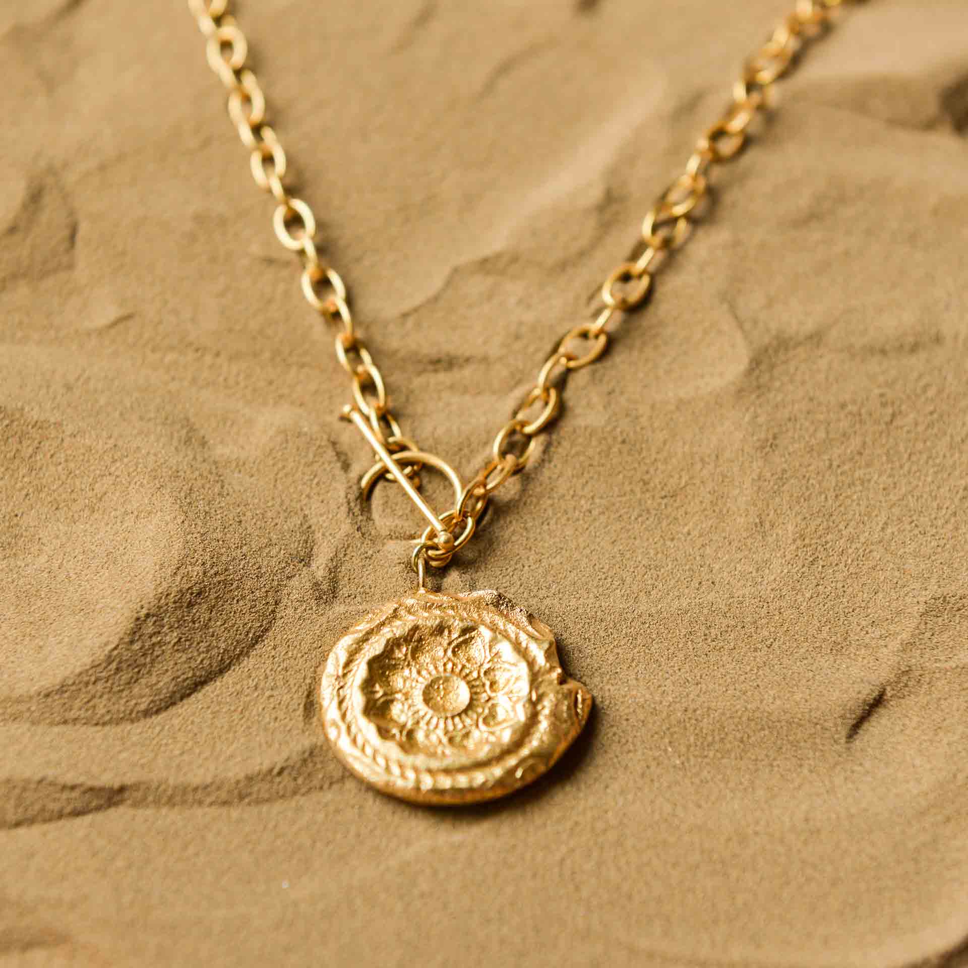 gold pendant necklace for women
