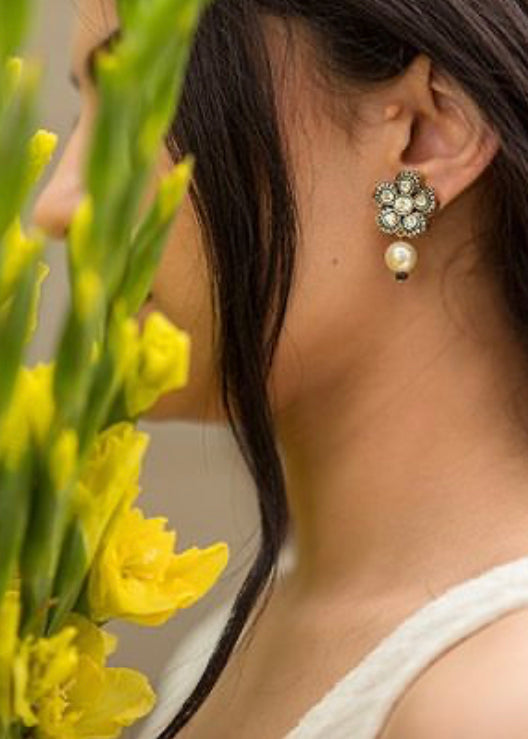925 Silver Mini Flower Blossom Uncut Diamond Earrings - Amrrutam