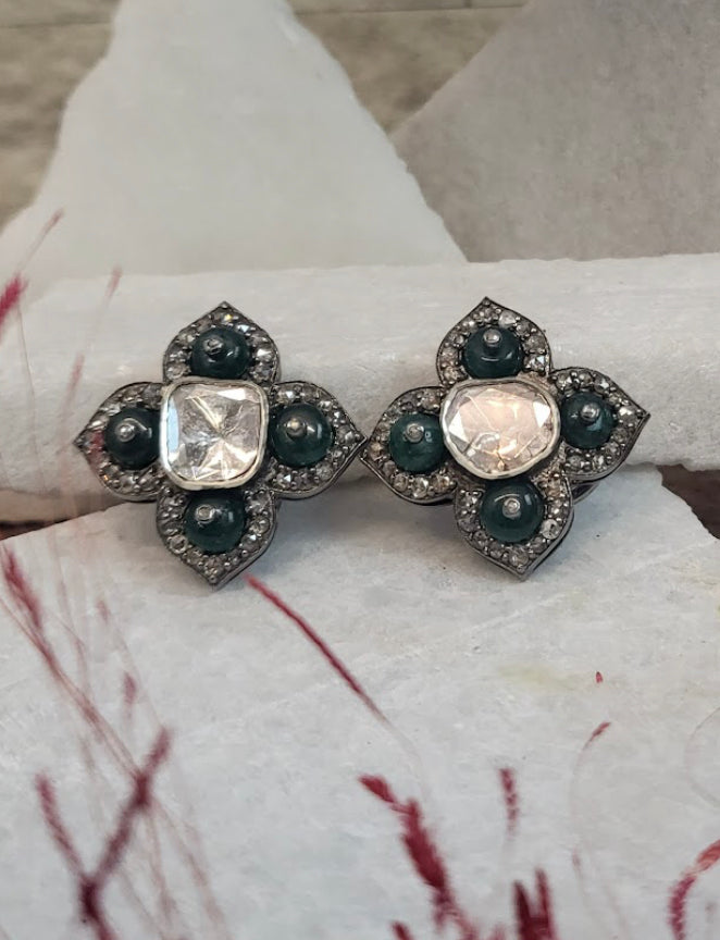 925 Silver Four Petal Emerald And Uncut Diamond Stud Earrings - Amrrutam 