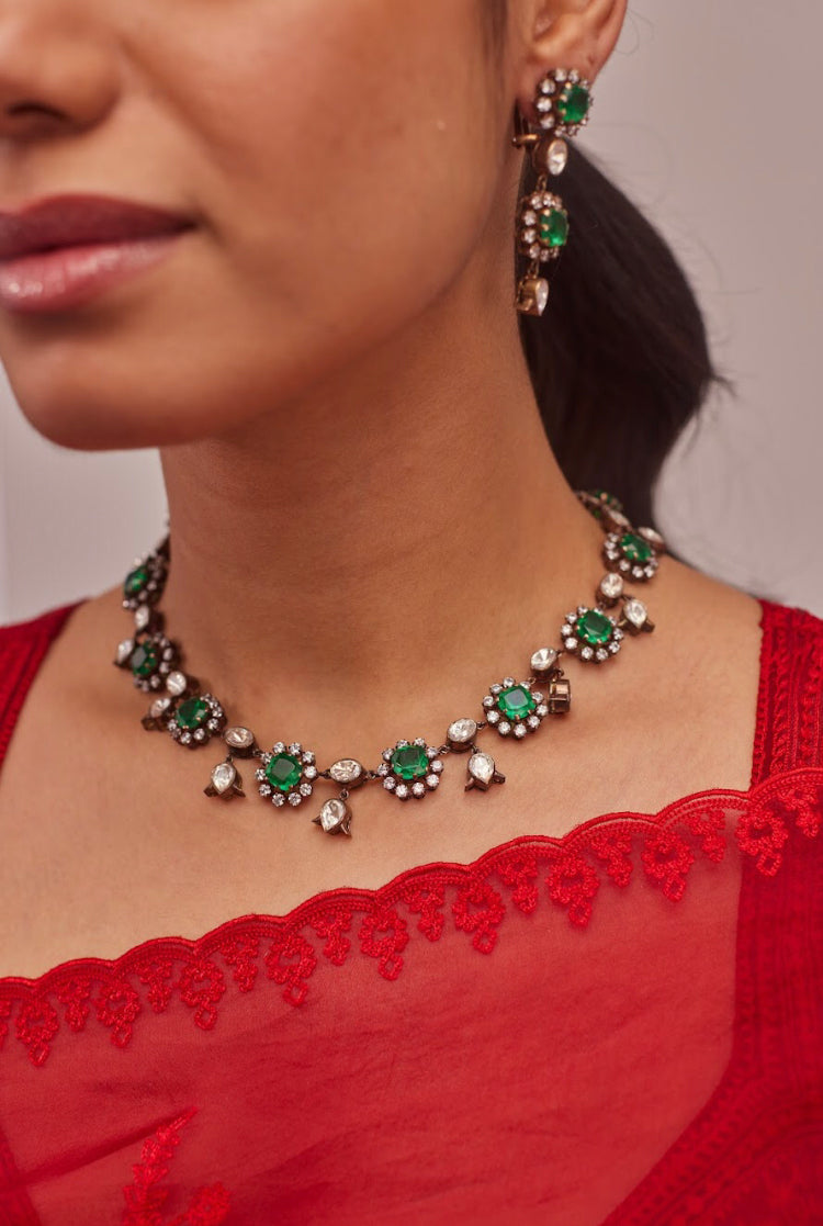 Delicate 925 silver emerald polki necklace set with royal allure. Handcrafted elegant Indian antique finish jewelry for women, perfect for weddings, traditional occasions, or luxury gifting.

