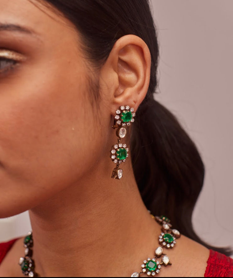 Delicate 925 silver emerald polki necklace set with royal allure. Handcrafted elegant Indian antique finish jewelry for women, perfect for weddings, traditional occasions, or luxury gifting.

