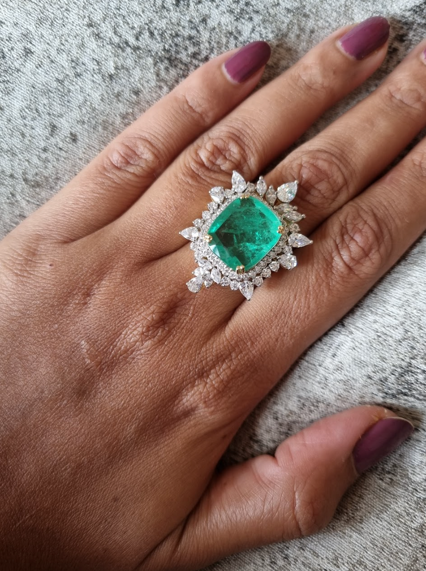 925 Silver Cushion Emerald Cocktail Ring - Amrrutam