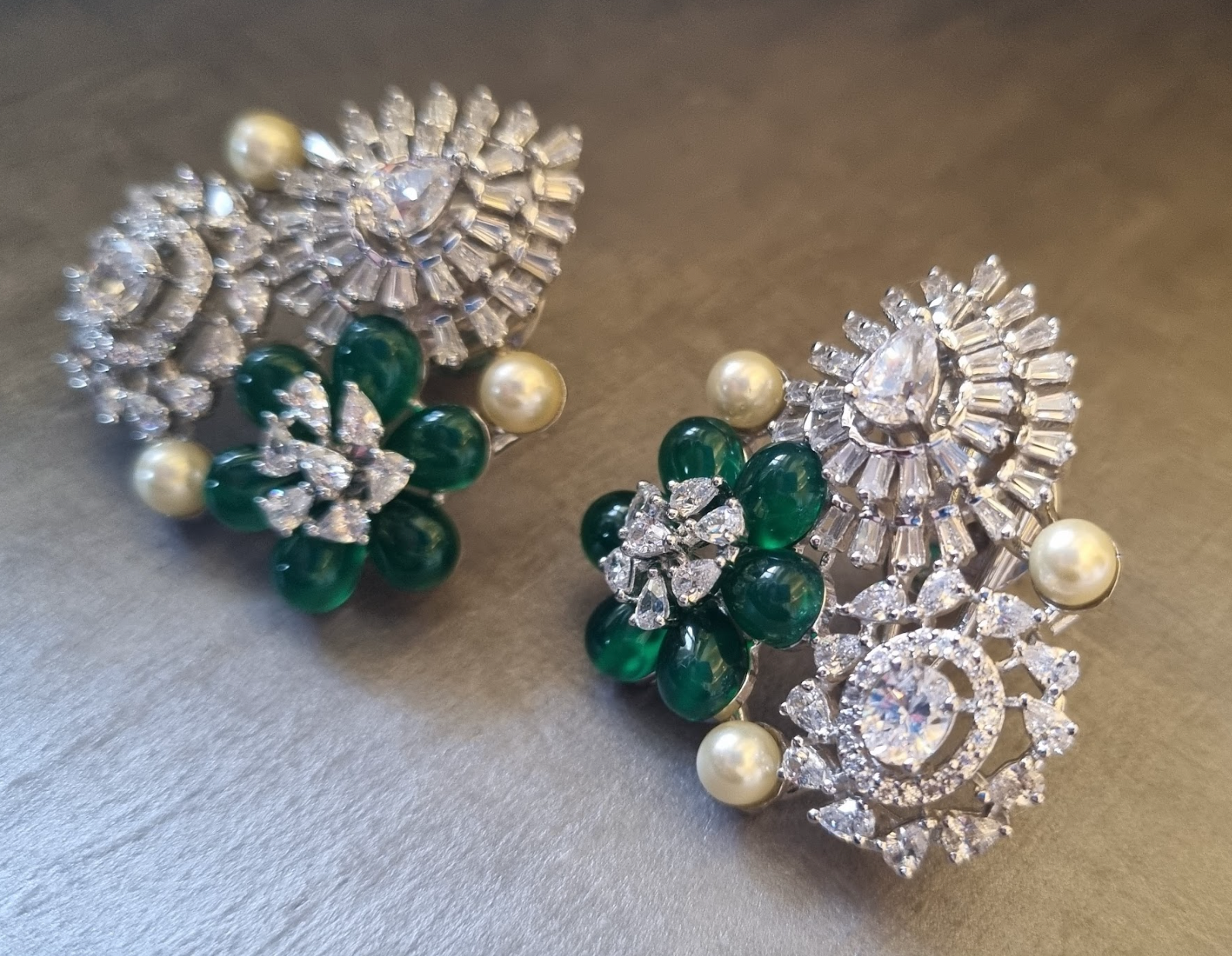 925 Silver Emerald Flower Stud Earring - Amrrutam
