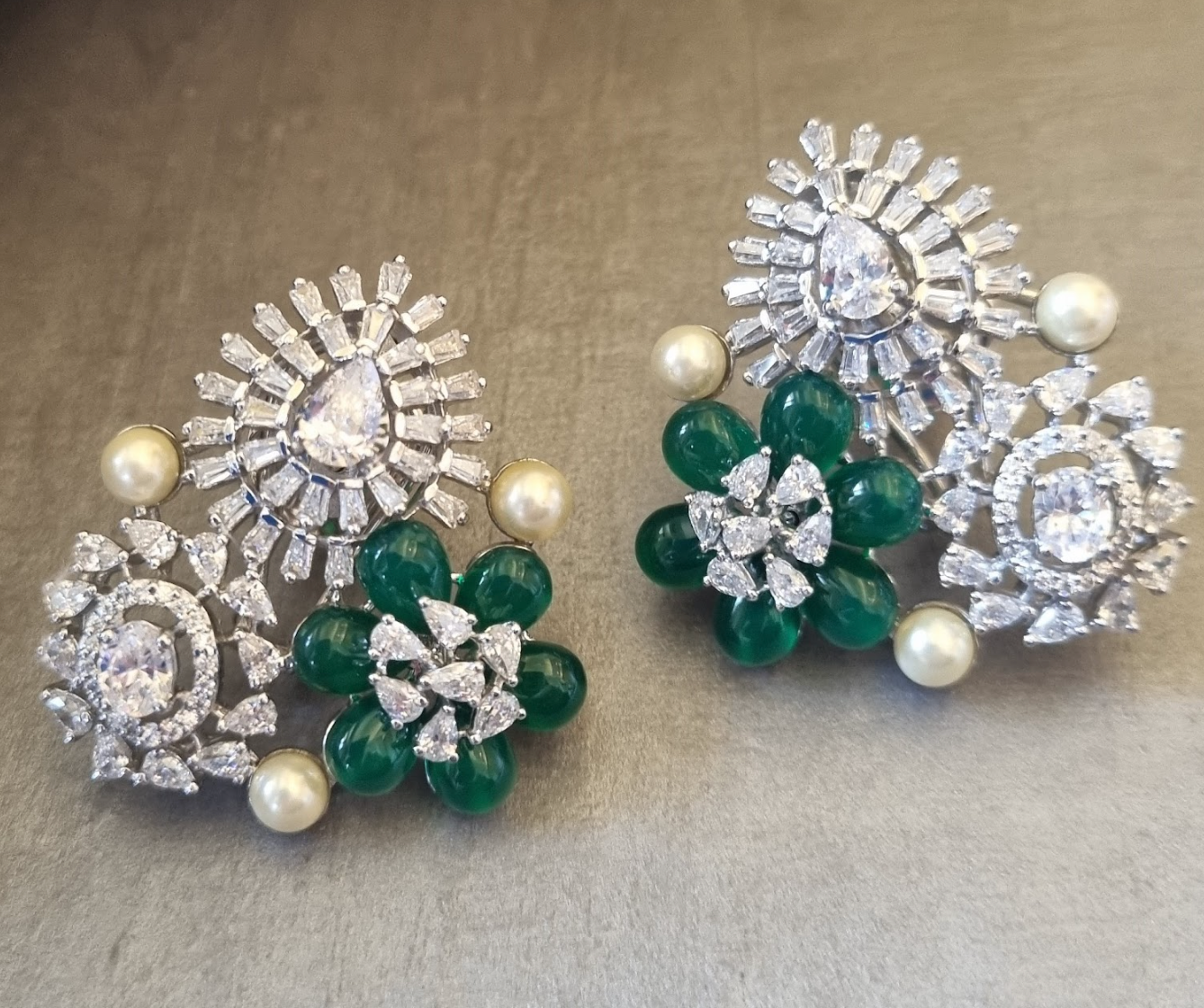 925 Silver Emerald Flower Stud Earring - Amrrutam