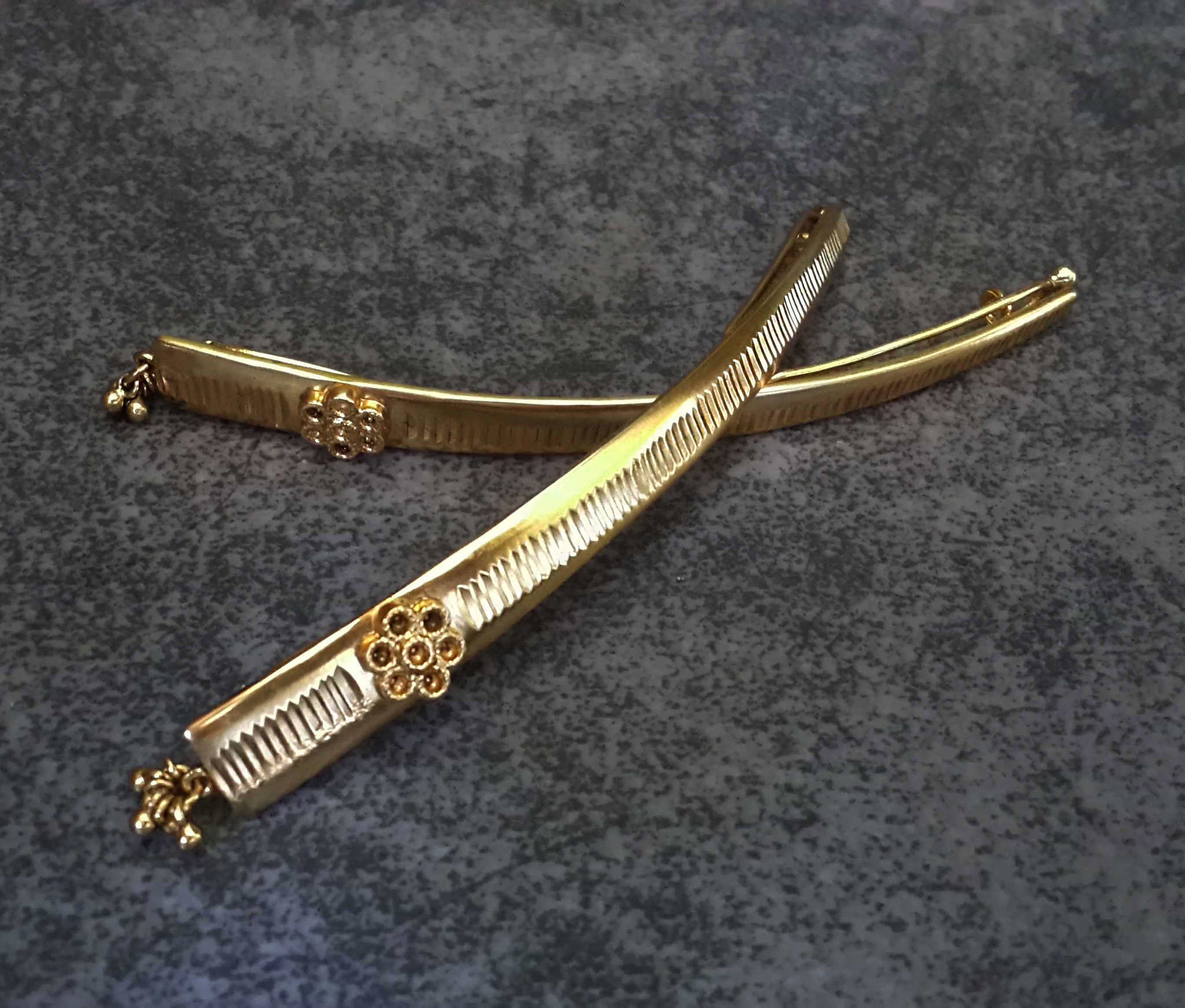 Triangular Hairclip Chilai (Pair) - Amrrutam